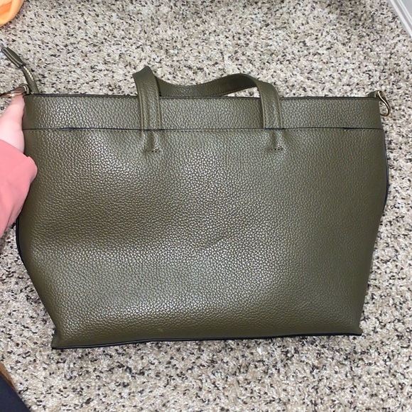 🦋Olive green spacious handbag with gold detailing! - Picture 3 of 12